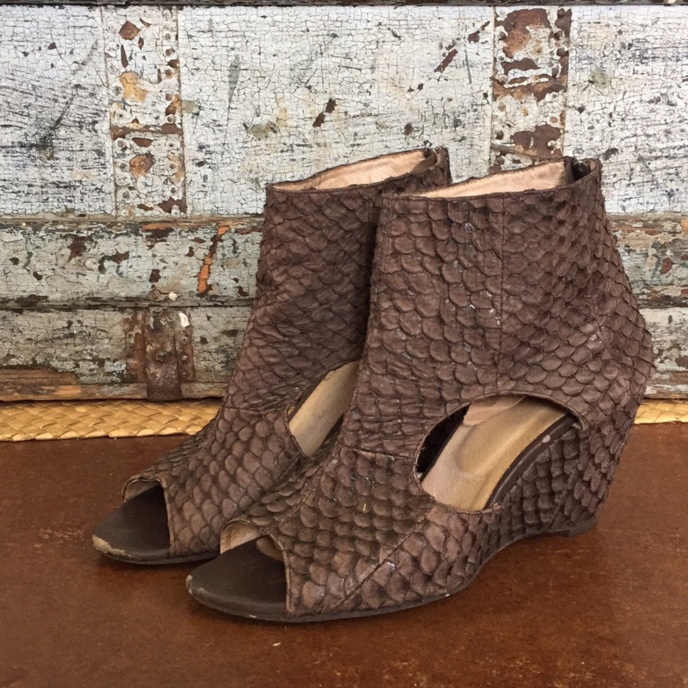 Cut-out wedge booties, embossed texture 39/9